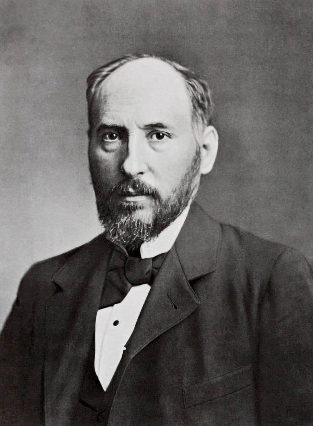 Retrato fotográfico de Santiago Ramón y Cajal, de barba, gravata borboleta e paletó escuro.