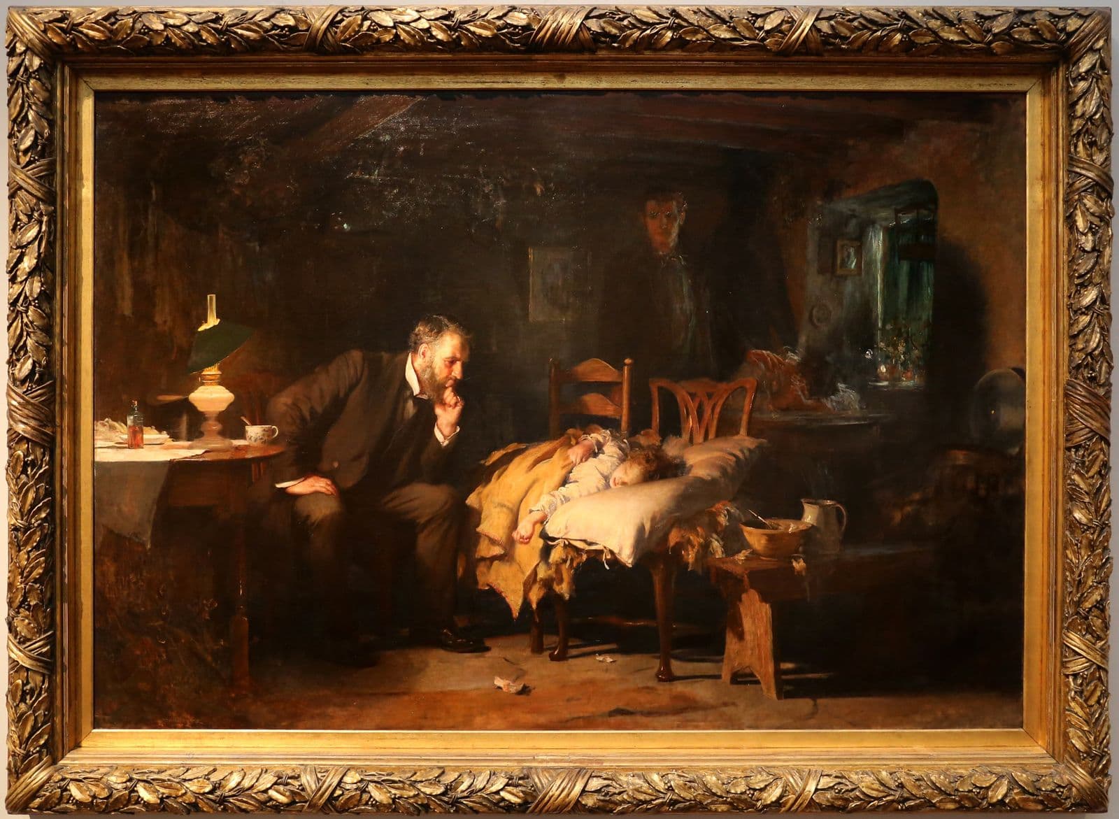 Pintura de um médico velando uma criança doente à noite, à luz de um lampião.