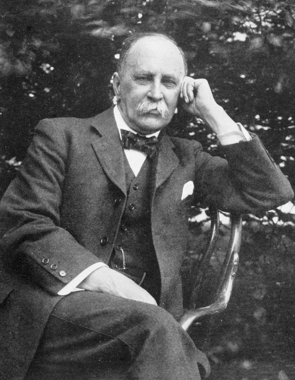 Retrato fotográfico de William Osler, de terno, olhando para o lado.